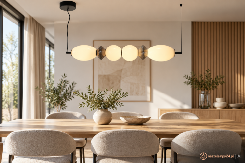 Lampa wisząca BALOS Italux PND-94921-4A-BK ma czarną oprawę, białe szkło opalowe i ceramiczne detale. Zintegrowane LED 23W oraz pozioma forma sprawdzą się nad stołem w jadalni.