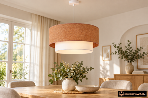 Naturalna juta, bawełna i kolory ecru oraz brązu nadają lampie BOHO przytulny charakter. Dwuwarstwowy abażur o średnicy 45 cm pasuje do salonu, sypialni i jadalni.
