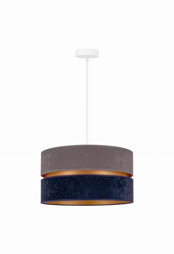 Lampa wisząca DUO z granatowym abażurem o zamszowym wykończeniu i złotym wnętrzem. Czarny metalowy zwis podkreśla jej elegancki wygląd. Średnica 40 cm, wysokość abażuru 22 cm, trzonek E27.