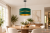 Lampa wisząca DUO łączy zieleń butelkową ze złotym detalem między częściami abażuru. Pasuje do salonu i jadalni. Abażur Ø 40 × 22 cm, czarny zwis 100 cm, trzonek E27.