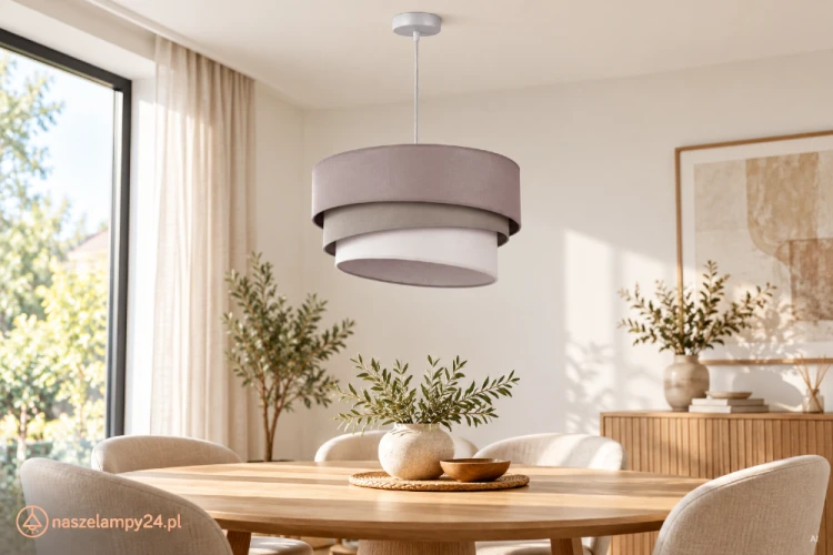 MONOCOLOR TRIO to lampa sufitowa z bawełnianym abażurem w trzech stonowanych kolorach: popielatym, szałwiowym i szarym. Jej kaskadowa forma pasuje do jadalni, salonu i sypialni. Wysokość abażuru 45 cm, maksymalna wysokość 120 cm, 1 × E27.