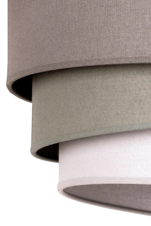 Lampa MONOCOLOR TRIO nada wnętrzu spokojny akcent. Jej trójwarstwowy abażur wykonano z bawełny w kolorach popielatym, szałwiowym i szarym. Pasuje do salonu i jadalni. Wysokość abażuru: 45 cm; maksymalna wysokość lampy: 120 cm; gniazdo: E27.