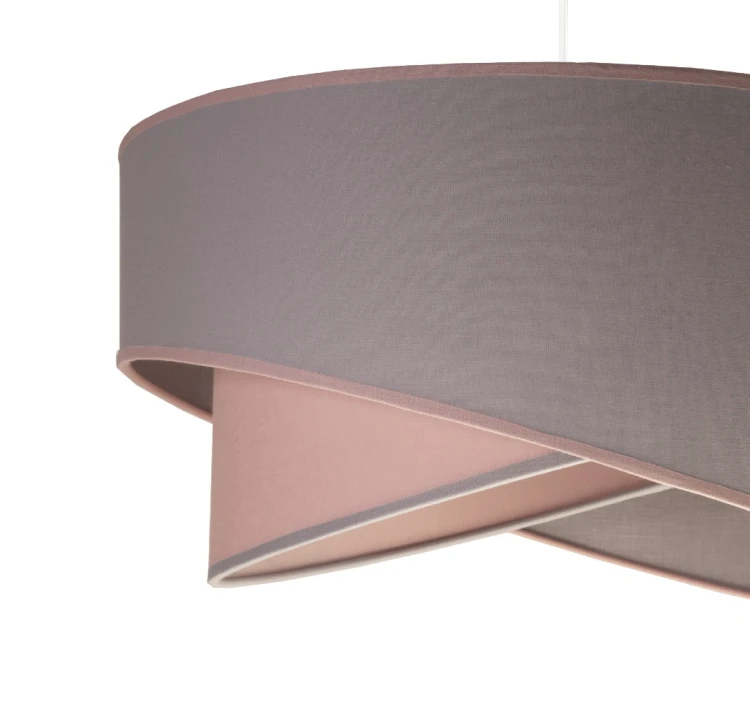 Szukasz lampy nad stół? MONOCOLOR CELLO 8993 łączy stonowaną szarość z delikatnym różem. Ukośne linie abażuru tworzą dekoracyjny detal, który pasuje do jasnej jadalni i salonu. Źródło światła: jedna żarówka E27.