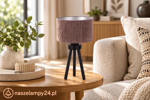 Lampka stołowa LYON Duolla 602310 to elegancka lampka nocna z brązowym abażurem zamszowym i czarną drewnianą podstawą. Wysokość 30 cm, E27 max 10W. Idealna do sypialni i salonu.