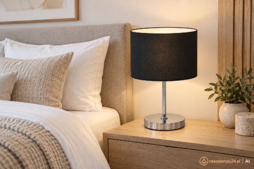 CASINO BLACK ML6381 to lampa stołowa z czarnym abażurem i chromowaną podstawą. Ma oprawkę na jedną żarówkę E27 o mocy do 60 W. Żarówka nie jest dołączona do zestawu.