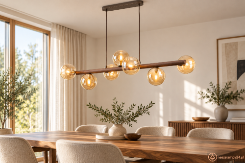 ESTERA WOOD 11096 to lampa nad stół z siedmioma punktami światła G9. Bursztynowe kule i drewno w kolorze orzecha nadają jej ciepły wygląd. Wymiary: 90 × 28 × 125 cm. Żarówki są sprzedawane osobno.