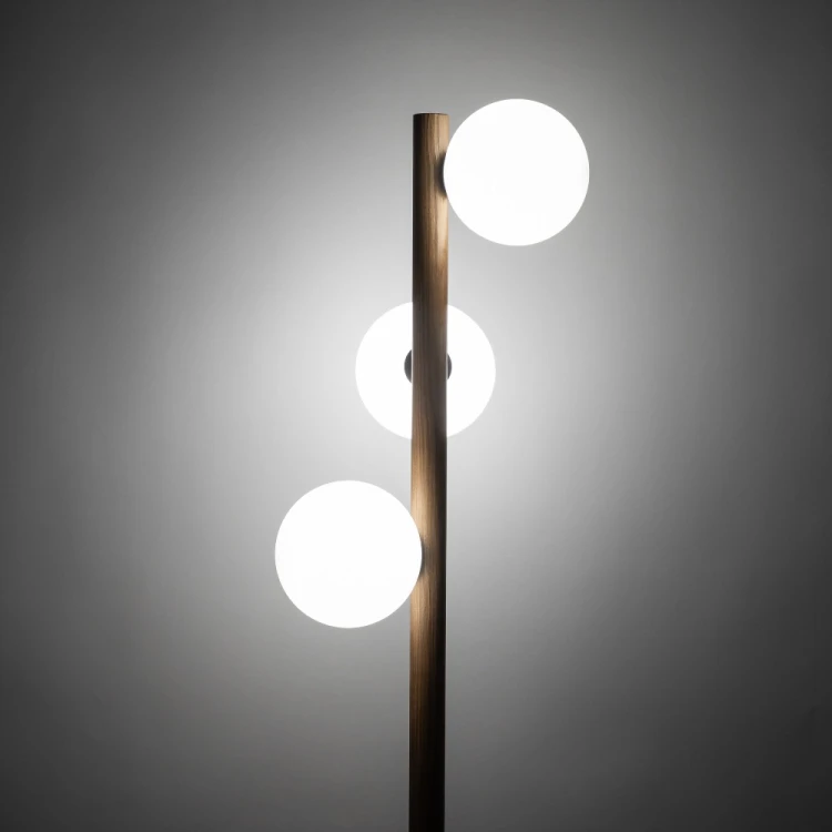 Lampa stojąca ESTERA WOOD 16045 TK-Lighting pasuje do nowoczesnych i skandynawskich wnętrz. Orzechowy stelaż i trzy białe szklane klosze tworzą lekką formę. Wymiary 42 × 42 × 152 cm, oprawki 3 × G9, stopień ochrony IP20.