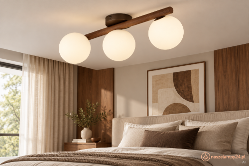 ESTERA WOOD 10269 to lampa sufitowa lub ścienna z trzema białymi kloszami. Belka w kolorze orzecha nadaje jej przytulny wygląd. Wymaga 3 żarówek G9 LED o mocy do 8 W każda.