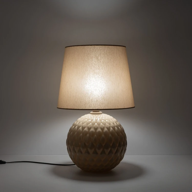 Podkreśl wystrój sypialni lampką SANTANA ECRU 5591 TK-Lighting. Beżowa kolorystyka i wypukły wzór podstawy komponują się z drewnem oraz jasnymi tkaninami. Wysokość 60 cm, 1×E27 LED max 15W, włącznik i IP20. Gwarancja 2 lata.
