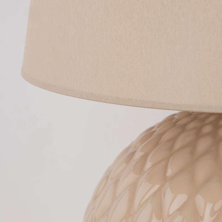 Lampka SANTANA ECRU 5591 pasuje do salonu i sypialni w stylu Hampton, glamour lub nowoczesnym. Wymienna żarówka E27 pozwala dobrać barwę i jasność światła. Max 15W LED, wysokość 60 cm, szerokość 39 cm, IP20. Źródło światła niedołączone.