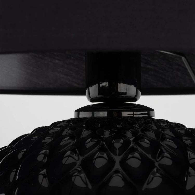 Wybierz lampkę stołową SANTANA BLACK TK-Lighting 16047 do strefy wypoczynku. Czarny abażur i ozdobna podstawa dobrze komponują się z drewnem i beżem. 60 cm wysokości, 39 cm szerokości, E27 LED max 15W. Włącznik, IP20, gwarancja 2 lata.