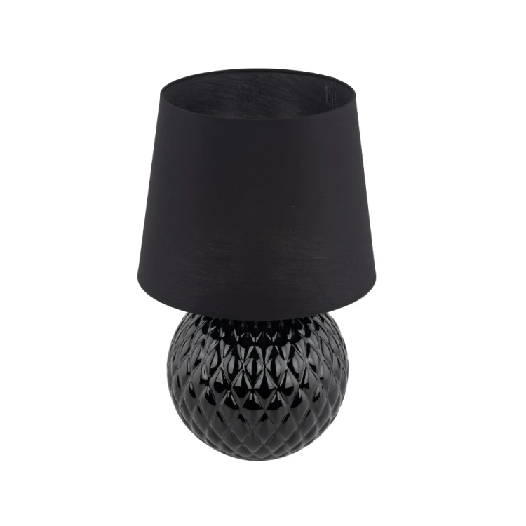 Czarna lampka nocna SANTANA BLACK 16047 wyróżnia się połyskującą podstawą z wypukłym wzorem. Pasuje na komodę i stolik przy sofie. 1×E27 LED max 15W, wysokość 60 cm, szerokość 39 cm, IP20. Ściemnianie zależy od żarówki i sterowania.