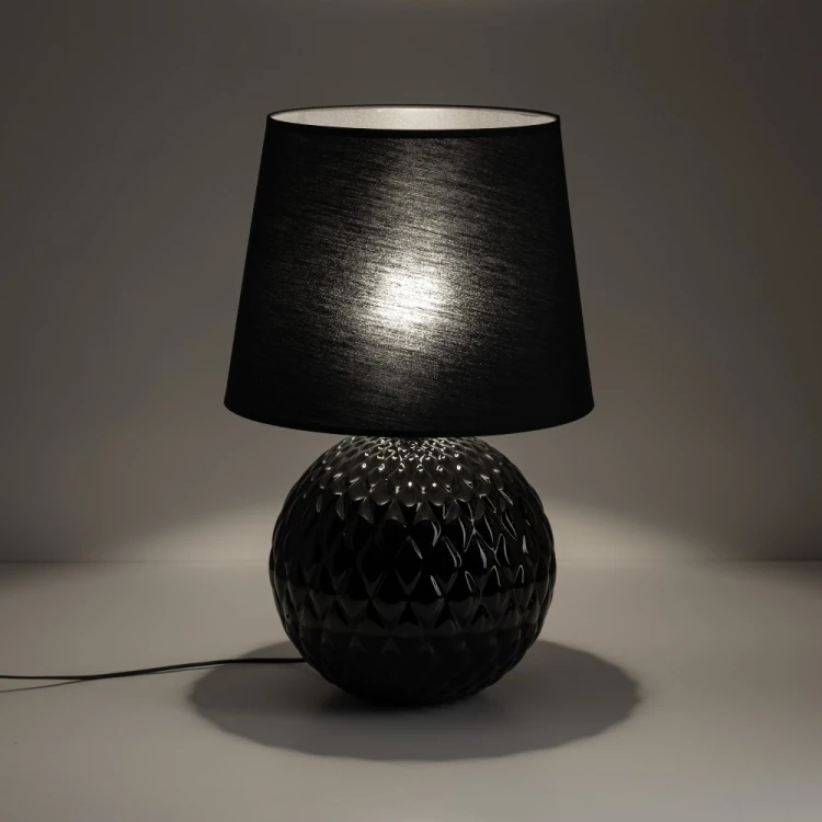 Lampka SANTANA 16047 TK-Lighting to czarny akcent do salonu lub sypialni. Wymienna żarówka E27 pozwala dobrać jasność i barwę światła. Max 15W LED, wymiary 39 × 39 × 60 cm, włącznik i IP20. Źródło światła do kupienia osobno.