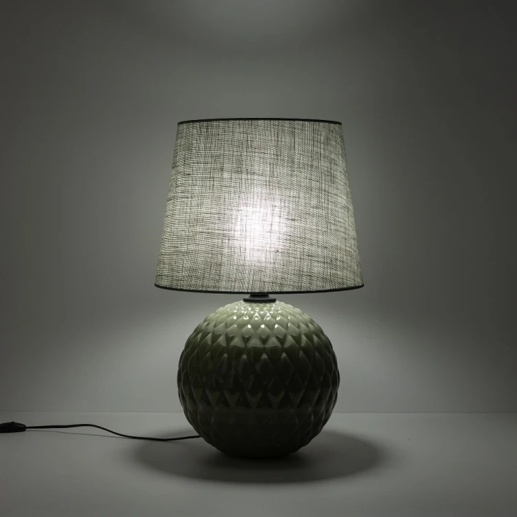 SANTANA OLIVE TK-Lighting 5903 – zielona lampka nocna z jasnym abażurem i ozdobną podstawą. Stonowany oliwkowy kolor komponuje się z drewnem, ecru i naturalnymi tkaninami. Do salonu i sypialni. Barwa światła zależy od żarówki E27.