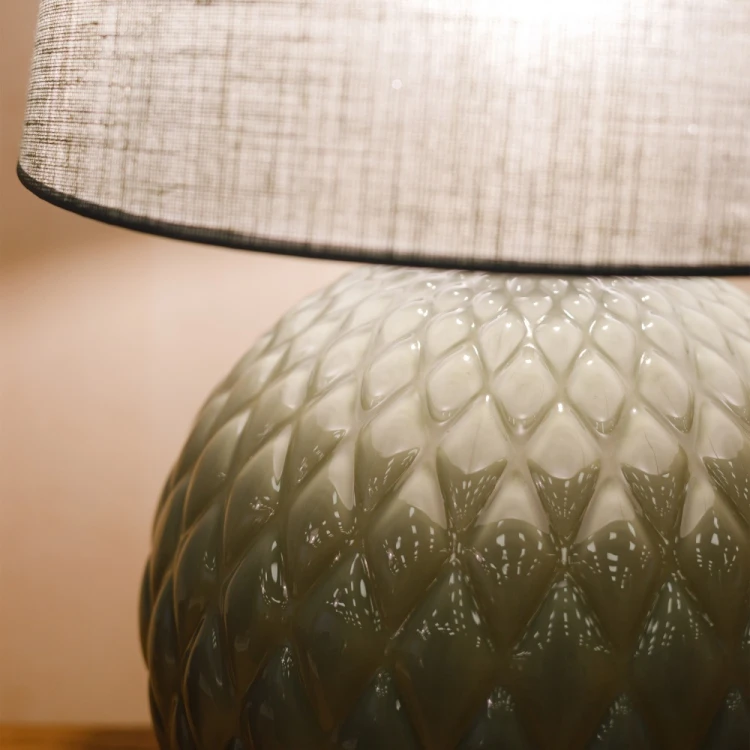 Podkreśl wystrój sypialni lampką SANTANA OLIVE 5903 TK-Lighting. Oliwkowa podstawa z dekoracyjnym wzorem i jasny abażur tworzą elegancki zestaw. Model sprawdzi się również na komodzie w salonie. Jedna oprawka E27.