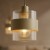 Milagro VALENTINO ML2238 – beżowa lampa wisząca z ryflowanym kloszem Ø18 cm. Kilka opraw stworzy spójne oświetlenie nad blatem kuchennym. Wysokość 120 cm, metal i szkło, IP20. Wymienna żarówka E27 LED max 15 W, niedołączona.