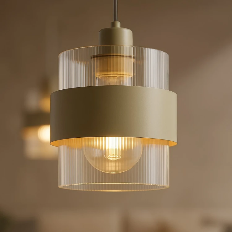 Milagro VALENTINO ML2238 – beżowa lampa wisząca z ryflowanym kloszem Ø18 cm. Kilka opraw stworzy spójne oświetlenie nad blatem kuchennym. Wysokość 120 cm, metal i szkło, IP20. Wymienna żarówka E27 LED max 15 W, niedołączona.