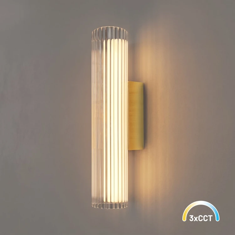 Złoty kinkiet LED TRIVIA ML2723 podkreśli wystrój łazienki, salonu i holu. Szczotkowane złoto oraz ryflowany klosz 30 cm. Moc 6 W, CCT 2700/3000/4000 K, IP44. Zintegrowane źródło światła, bez osobnej żarówki.