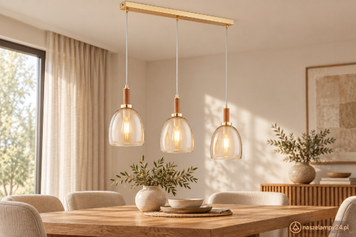 Złota lampa sufitowa LISSY 3xE27 Alfa 62489 z jasnym drewnem i podwójnymi szklanymi kloszami. Szerokość 75 cm, wysokość 95 cm z możliwością skrócenia. Stylowe oświetlenie do kuchni, salonu i jadalni. IP20, 230V.