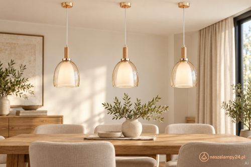 Złota lampa sufitowa LISSY 1xE27 Alfa 61397 z drewnianym detalem i podwójnym szklanym kloszem. Białe wnętrze i bursztynowa osłona pasują do przytulnych aranżacji kuchni, jadalni i sypialni. Zestaw kilka lamp nad stołem lub barkiem.