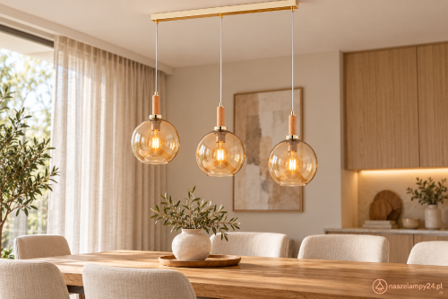 Złota lampa sufitowa HETTY 3xE27 Alfa 62487 ze szklanymi kloszami Amber i jasnymi drewnianymi detalami. Dekoracyjna oprawa do kuchni, jadalni i salonu. Długość 80 cm, wysokość 90 cm. Do żarówek LED max 15 W każda, IP20, 230 V.