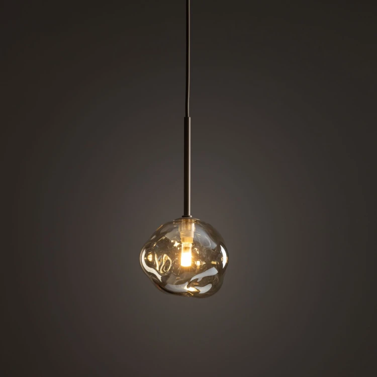 LAVA Sabia 11106 TK Lighting to lampa wisząca w stylu glamour z beżową oprawą i koniakowym kloszem. Średnica 15 cm, wysokość 150 cm, 1xG9 max 8 W LED. Do salonu, sypialni i jadalni. Odkryj oświetlenie na naszelampy24.pl. AI