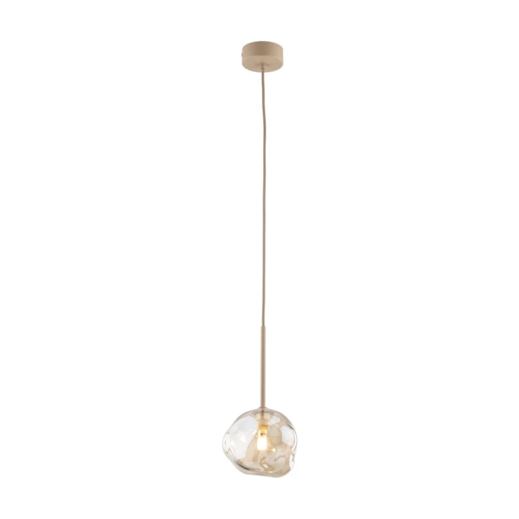 Kilka lamp LAVA Sabia 11106 nad wyspą lub stołem? Beżowa oprawa i koniakowy szklany klosz tworzą elegancką kompozycję. Lampa wisząca TK Lighting: Ø15 cm, G9 LED max 8 W, IP20. Dobierz barwę światła żarówką. naszelampy24.pl. AI