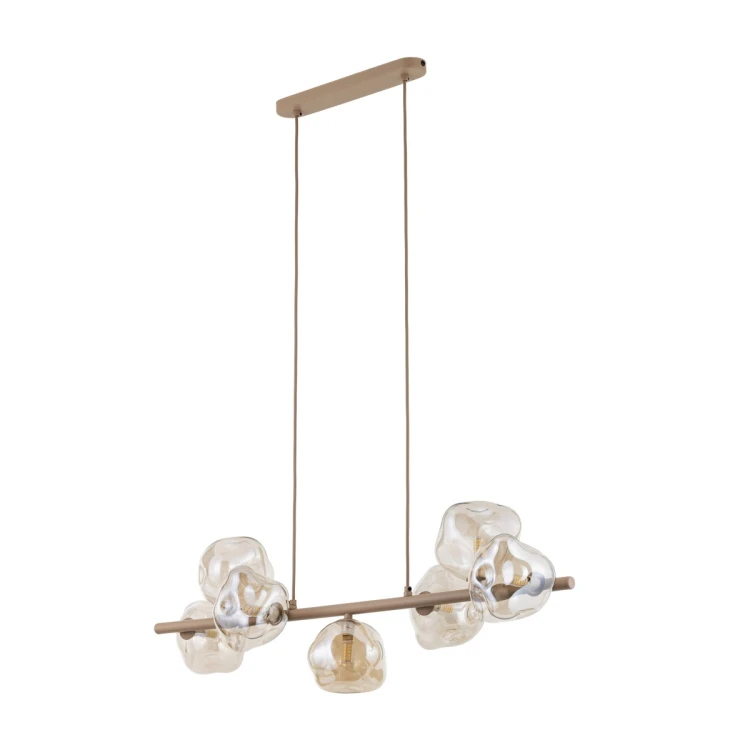 Lampa wisząca LAVA Sabia 11109 TK-Lighting: beżowa oprawa i 7 koniakowych kloszy ze szkła. Eleganckie oświetlenie nad stół, wyspę lub barek. Długość 90 cm, 7xG9 LED max 8 W na żarówkę, IP20. Sprawdź na naszelampy24.pl. AI