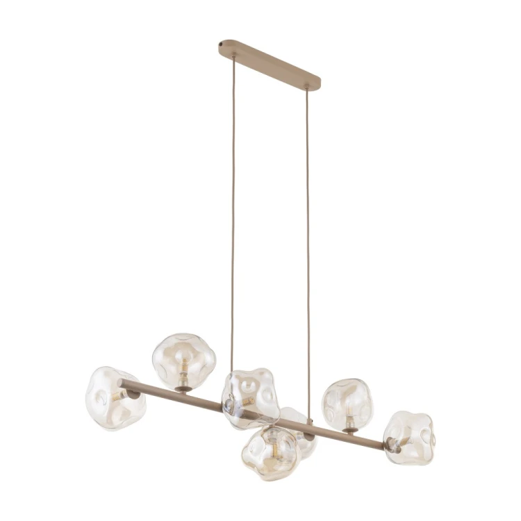 Szukasz beżowej lampy do jadalni? LAVA Sabia 11109 TK-Lighting łączy podłużną formę z 7 koniakowymi kloszami. Długość 90 cm, wysokość 156 cm, 7xG9 LED max 8 W na żarówkę. Dobierz barwę światła żarówkami. naszelampy24.pl. AI