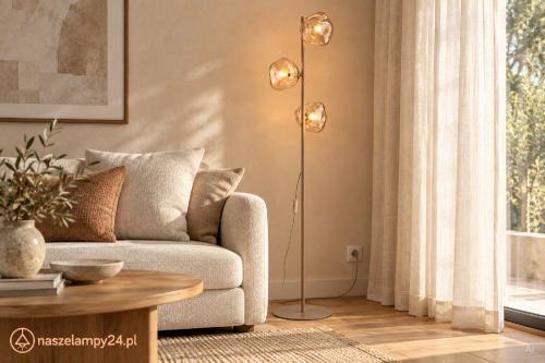 Beżowa lampa stojąca LAVA Sabia 16153 TK-Lighting z trzema koniakowymi kloszami. Eleganckie oświetlenie dodatkowe do salonu i sypialni. Wysokość 151 cm, 3xG9 max 8 W LED każde, włącznik na przewodzie. naszelampy24.pl. AI