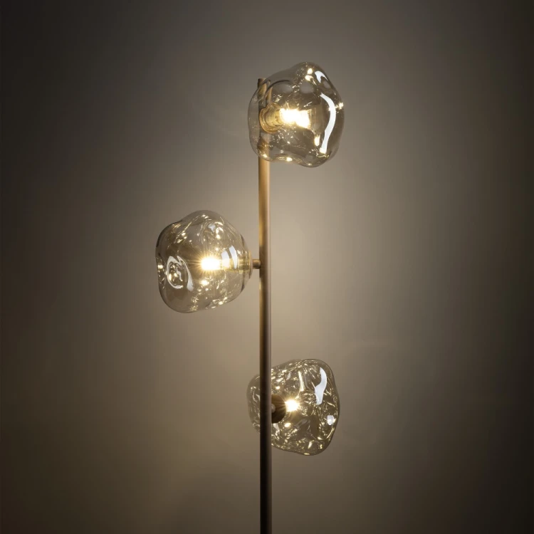 LAVA Sabia 16153 TK-Lighting to lampa podłogowa w stylu glamour. Trzy nieregularne szklane klosze w kolorze koniaku zdobią beżowy stelaż. Wysokość 151 cm, 3xG9 LED max 8 W każde. Do salonu lub sypialni. naszelampy24.pl. AI