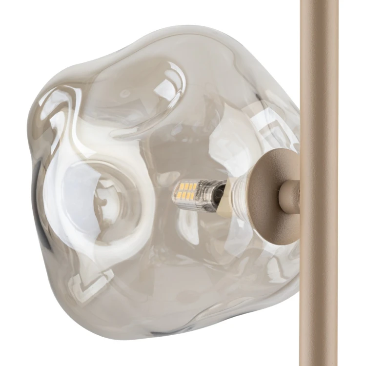 Szukasz lampy stojącej przy sofie? LAVA Sabia 16153 TK-Lighting łączy beżowy stelaż z 3 koniakowymi kloszami. Wysokość 151 cm, gniazda G9 LED max 8 W każde, IP20 i włącznik na przewodzie. Zobacz na naszelampy24.pl. AI