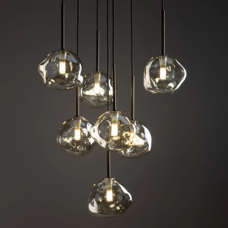 LAVA 11328 TK-Lighting to lampa wisząca w stylu glamour. Brązowy stelaż i 7 szklanych kloszy w kolorze koniaku sprawdzą się nad okrągłym stołem. Wysokość 150 cm, szerokość 48,5 cm, 7xG9 LED max 8 W każde. naszelampy24.pl. AI