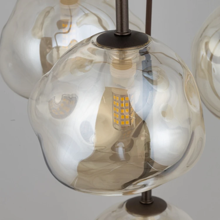 Szukasz kaskadowej lampy do salonu? LAVA 11328 TK-Lighting łączy brązową oprawę z 7 koniakowymi kloszami. Wymiary 48,5x48,5x150 cm, 7xG9 LED max 8 W na żarówkę, IP20, 230 V. Sprawdź oświetlenie na naszelampy24.pl. AI