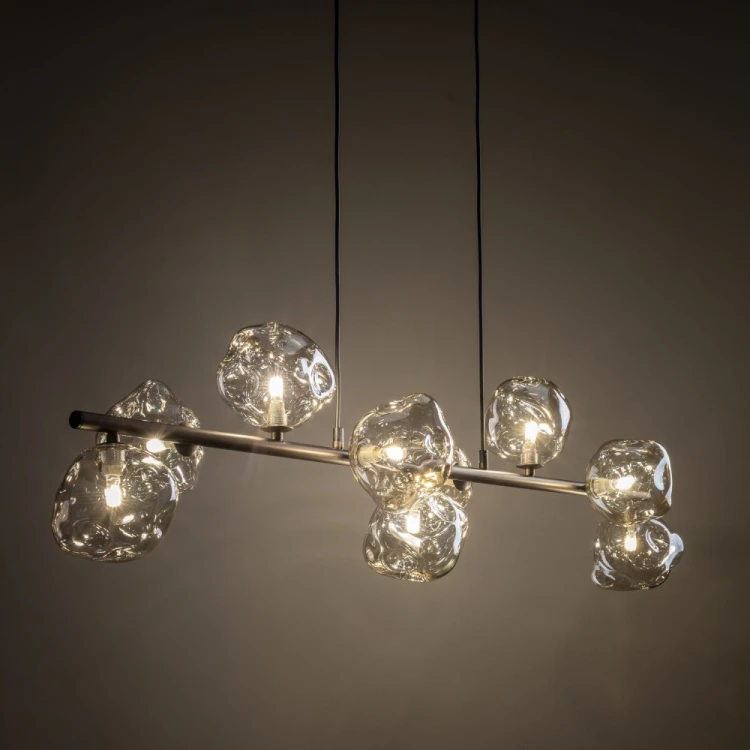Oświetl wyspę kuchenną lampą LAVA 11037 TK-Lighting. Brązowa listwa i koniakowe szkło pasują do drewna i beżowych frontów. Długość 116 cm, głębokość 33 cm, wysokość 141 cm. 9xG9 LED max 8 W na żarówkę. naszelampy24.pl. AI