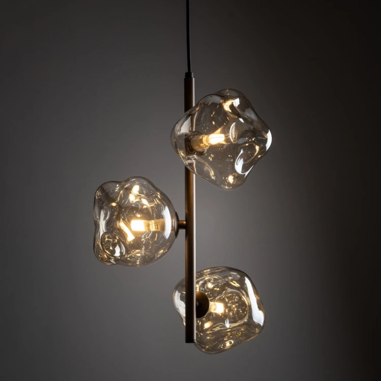 Koniakowe klosze i brązowa konstrukcja lampy LAVA Brown 11036 podkreślą salon z drewnem i beżami. Lampa wisząca TK-Lighting ma trzy oprawki G9, wysokość 90 cm i stopień ochrony IP20. Żarówki należy dokupić osobno.