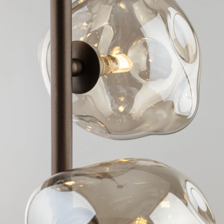 Wybierz lampę wiszącą LAVA Brown TK-Lighting 11036 do salonu, jadalni lub sypialni. Trzy szklane klosze w kolorze koniakowym, brązowy metalowy stelaż i oprawki G9. Wymiary 29×29×90 cm. Gwarancja producenta: 2 lata.