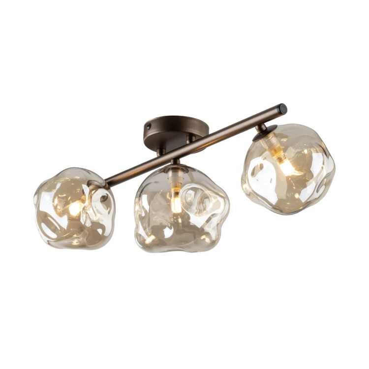 Plafon LAVA Brown 3×G9 TK-Lighting 11035 łączy brązowy stelaż z trzema koniakowymi kloszami ze szkła. Wymiary 50×26×20 cm. Lampa sufitowa bez zwisu do salonu, sypialni i przedpokoju. IP20, maks. 8 W LED na żarówkę.