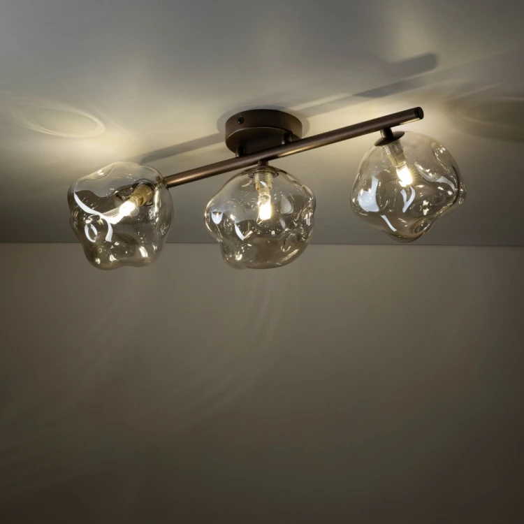 Brązowy plafon LAVA Brown 3×G9 TK-Lighting 11035 to ozdobne oświetlenie do jadalni, salonu i przedpokoju. Koniakowe szkło, montaż blisko sufitu i wysokość 20 cm. Dobierz barwę światła dzięki wymiennym żarówkom G9 LED.