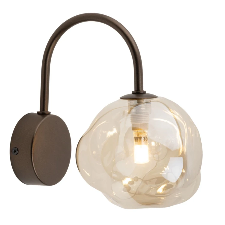 Kinkiet LAVA TK-Lighting 11024 Brown łączy brązową oprawę z koniakowym szklanym kloszem. Dekoracyjna lampa ścienna do salonu, sypialni i korytarza. Źródło światła: 1×G9 LED maks. 8 W, IP20. Wybierz oświetlenie pasujące do drewna i beżowych dodatków.