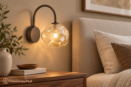 LAVA 11024 Brown to brązowy kinkiet TK-Lighting z transparentnym kloszem w kolorze koniaku. Organiczną formą szkła uzupełni sypialnię, salon lub hol. Oprawa 1×G9 LED do 8 W pozwala dobrać barwę światła. Żarówka do kupienia osobno. IP20.