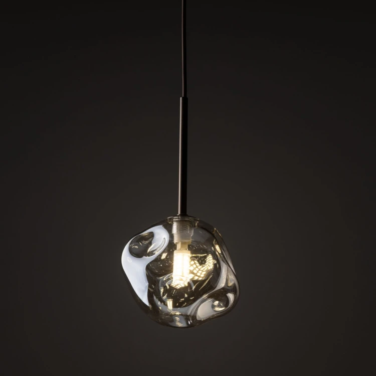 Lampa sufitowa wisząca LAVA Brown 11025 TK-Lighting sprawdzi się nad barkiem lub w zestawie nad wyspą. Koniakowy szklany klosz Ø15 cm i brązowa oprawa tworzą eleganckie połączenie. 1×G9 LED do 8 W, bez żarówki w komplecie.