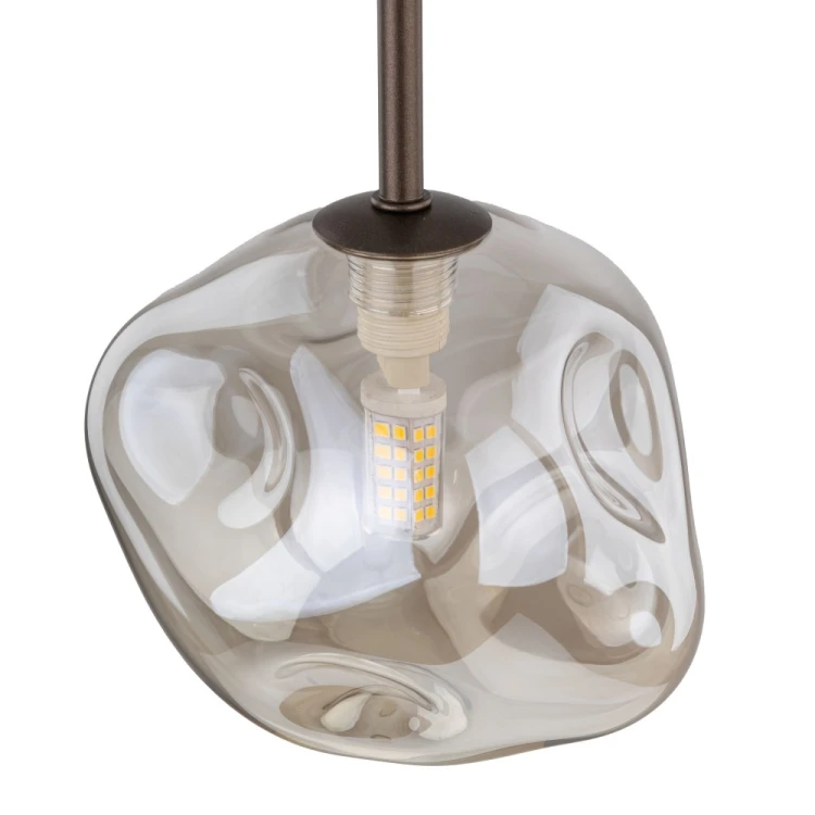 Koniakowy klosz, brązowa oprawa i smukłe zawieszenie — poznaj lampę LAVA Brown 11025 TK-Lighting. Model Ø15 cm do salonu, sypialni i jadalni. Wysokość 160 cm, G9 LED maks. 8 W. Zmiana wysokości przez elektryka z uprawnieniami SEP.