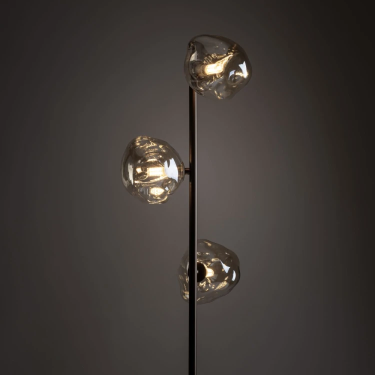 Brązowa lampa podłogowa LAVA 16150 TK-Lighting zachwyca trzema koniakowymi kloszami ze szkła. Do ustawienia obok kanapy, fotela lub komody. Wysokość 151 cm, 3×G9 LED maks. 8 W każda. Bez żarówek w komplecie.