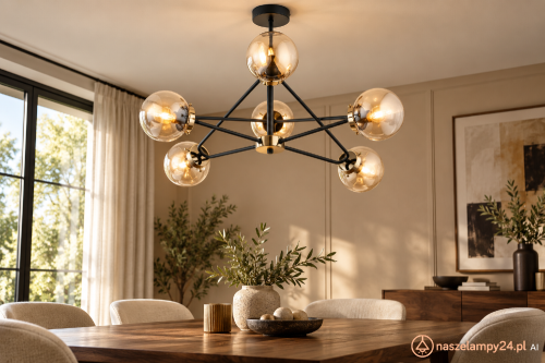 SAGITO Alfa 25626: lampa sufitowa z bursztynowymi kulami, czarnymi ramionami i mosiężnymi detalami. Łącznie sześć oprawek E14 max 40 W pozwala dobrać żarówki do wnętrza. Wymiary: 62 cm szerokości i 55 cm wysokości. Styl loft do salonu, jadalni i sypialni.