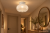 Lampa sufitowa VASO White ML1410 łączy metal i szkło z białym wykończeniem. Kompaktowy plafon Ø18 cm emituje ciepłe światło 3000K. LED 4W, 388 lm. Do niewielkich wnętrz i jako oświetlenie dodatkowe.