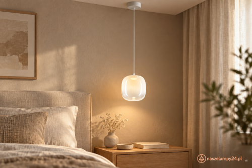 Biała lampa sufitowa VASO White ML1401 łączy metal i szkło z delikatną formą. LED 4W emituje 388 lm światła o barwie 3000K. Klosz Ø18 cm, wysokość zawieszenia 26–146 cm. Subtelne oświetlenie sypialni i salonu.