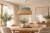 Naturalna lampa sufitowa Galaxy w odcieniach szałwii i juty ociepli każde wnętrze. Abażur 50 cm, metalowy biały zwis 100 cm, 1xE27. Idealna nad stół, do salonu i sypialni.