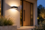 Oświetl elewację kinkietem FORM B FLS-K100. Geometryczna lampa LED 9W pasuje do nowoczesnych domów i tarasów. Aluminium, przezroczysty szklany klosz, 386 lm, barwa 4000K i IP65. Kolor ciemny popiel RAL7016.