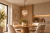 Złota lampa wisząca PALERMO Italux pasuje nad stół, wyspę kuchenną lub barek. Geometryczny metalowy klosz Ø22 cm podkreśla nowoczesne wnętrza. Zawieszenie 90 cm można skrócić. Gniazdo E27 max 40 W, IP20, 230 V.